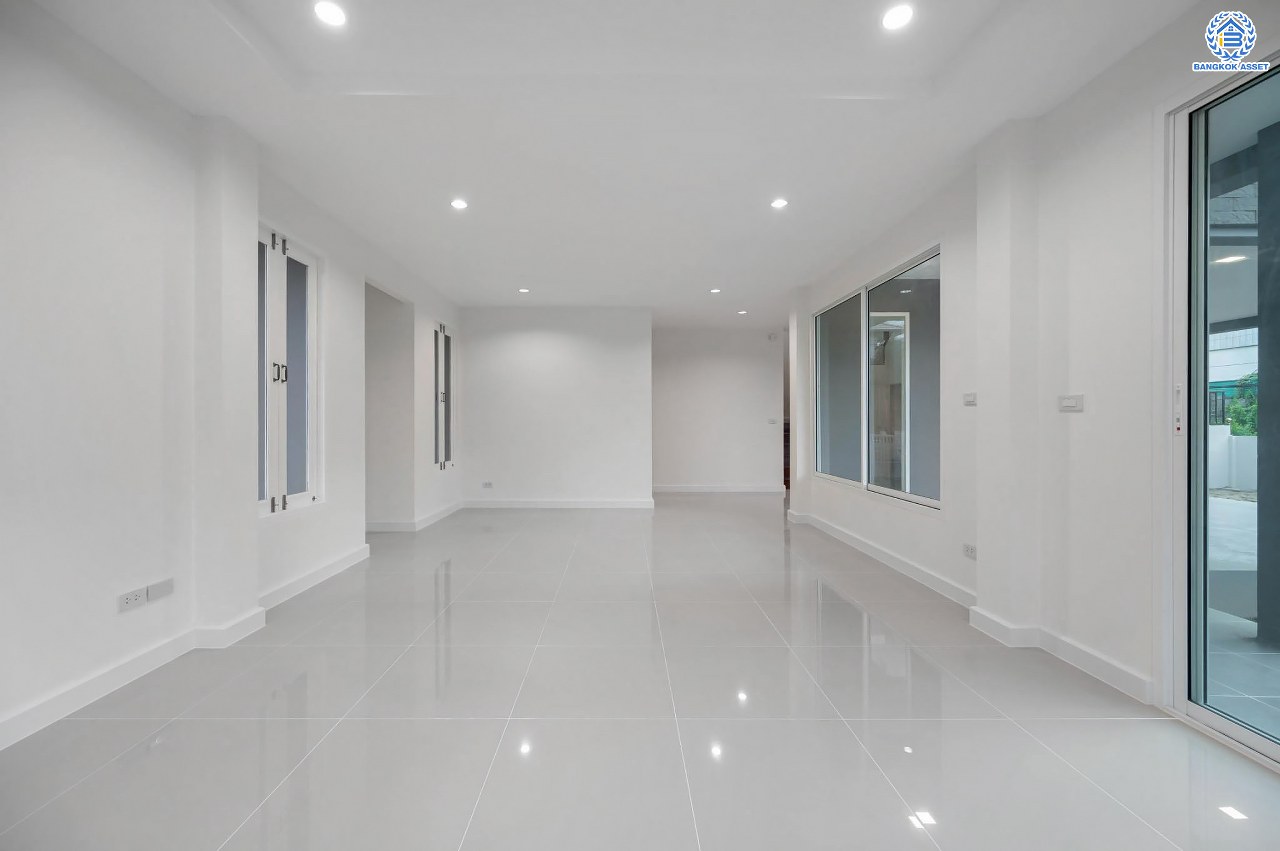 บ้านมือสองตกแต่งใหม่ โครงการ ปารวีร์ เพชรเกษม63 เนื้อที่ 82.4 ตร.ว. ฟังก์ชัน 3 ห้องนอน 4 ห้องน้ำ 1 ห้องแม่บ้าน 2 ที่จอดรถ บนพื้นที่ใช้สอย 244.52 ตร.ม. ทำเลศักยภาพ เชื่อมต่อหลายเส้นทาง ใกล้เดอะมอลล์บางแค จุดขึ้นทางด่วน "พระราม2" และรถไฟฟ้าสายสีน้ำเงิน "สถานีหลักสอง"